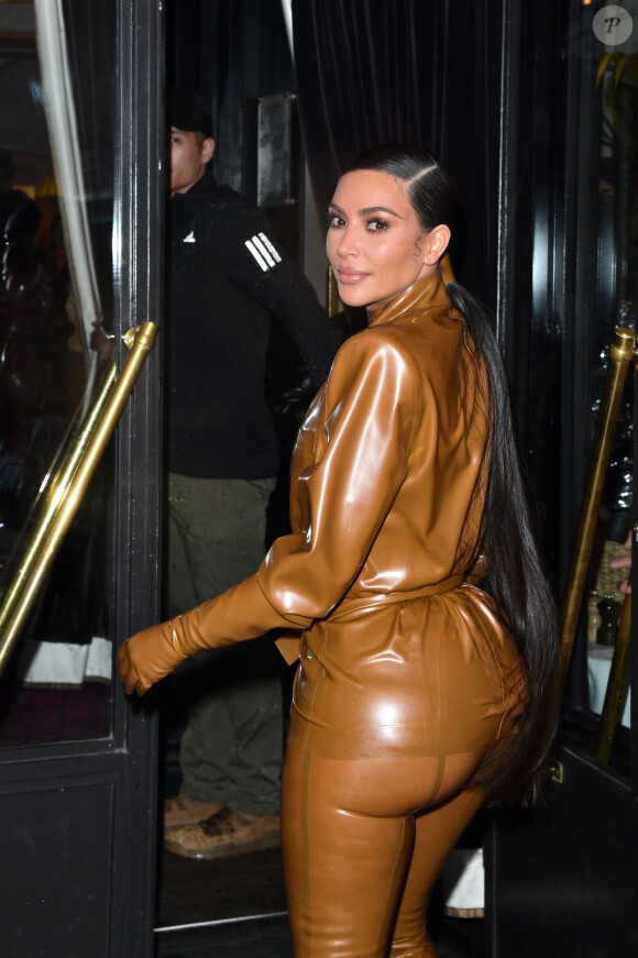 Kim Kardashian - K.Kardashian, sa soeur et son mari se rendent à L'Avenue pour déjeuner à Paris, le 1er mars 2020.