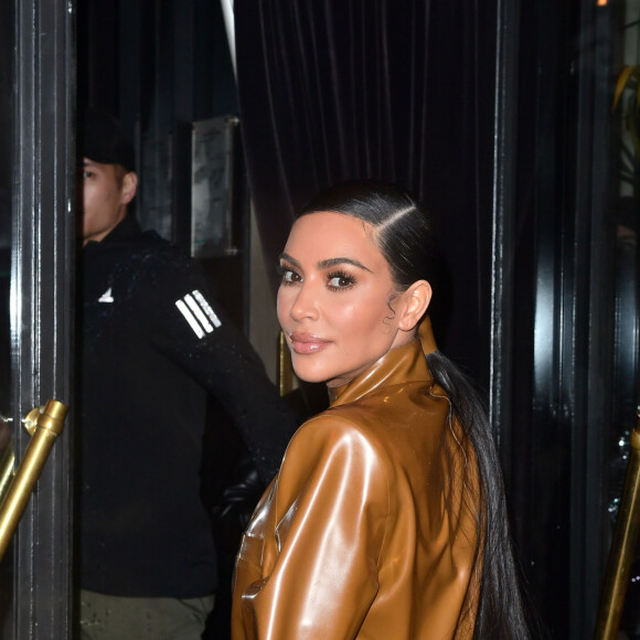 Kim Kardashian - K.Kardashian, sa soeur et son mari se rendent à L'Avenue pour déjeuner à Paris, le 1er mars 2020.