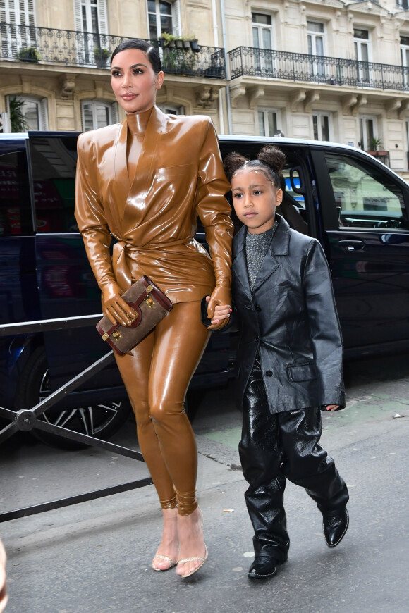 Kim Kardashian, sa fille North West, Kourtney Kardashian et sa fille Penelope Disick se rendent au "Sunday Service" de Kanye West à Paris, la messe est organisée au Théâtre des Bouffes du Nord à Paris, le 1er mars 2020.