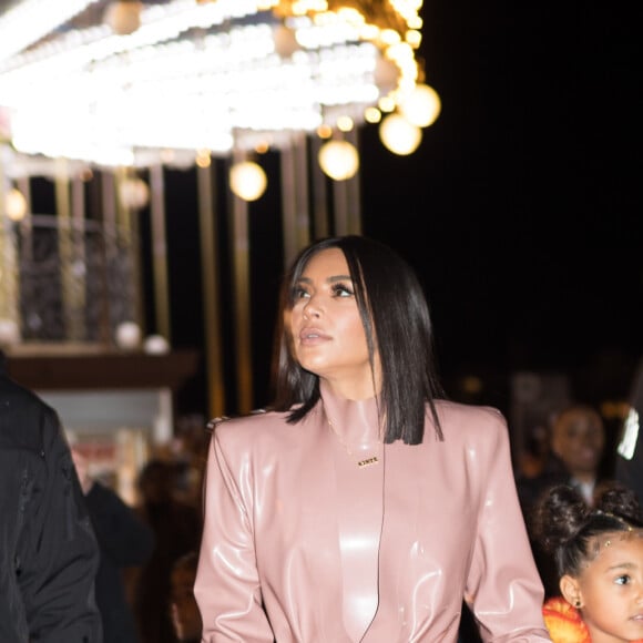 Kanye West, Kim Kardashian et sa soeur Kourtney emmènent leurs filles North West et Penelope Disick, faire un tour de carrousel au pied de la tour Eiffel après un dîner au restaurant "Ferdi". Pour l'occasion ils ont réservé le carrousel pendant 30 minutes pour la somme de 3000 euros. Ils en ont également profité pour acheter des souvenirs à l'effigie de la tour Eiffel. Paris, le 1er mars 2020. Merci de flouter le visage des enfants avant publication Kanye West, Kim Kardashian and his sister Kourtney take their North West and Penelope Disick lines, take a carousel ride at the foot of the Eiffel Tower after a dinner at the "Ferdi" restaurant.