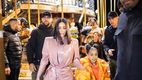 Kim Kardashian à Paris : Deux nouvelles tenues en latex, sortie avec North