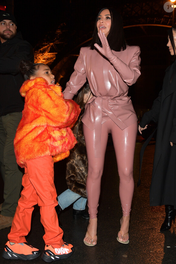 Kanye West, Kim Kardashian et sa soeur Kourtney emmènent leurs filles North West et Penelope Disick, faire un tour de carrousel au pied de la tour Eiffel après un dîner au restaurant "Ferdi". Pour l'occasion ils ont réservé le carrousel pendant 30 minutes pour la somme de 3000 euros. Ils en ont également profité pour acheter des souvenirs à l'effigie de la tour Eiffel. Paris, le 1er mars 2020.