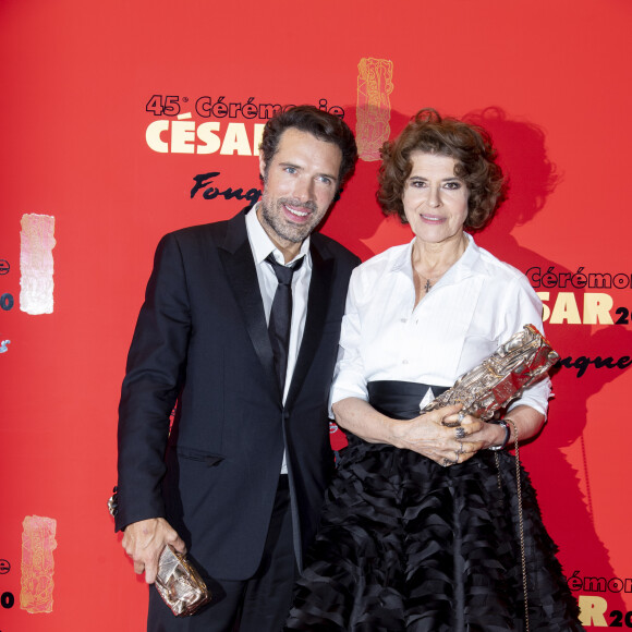 Nicolas Nicolas Bedos (César du meilleur scénario original pour " La Belle Époque "), Fanny Ardant (César de la meilleure actrice dans un second rôle pour le rôle de Marianne dans " La Belle Époque ") - Photocall du dîner de la 45ème cérémonie des César au Fouquet's à Paris. Le 28 février 2020 © Pierre Perusseau / Bestimage