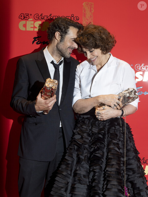 Nicolas Nicolas Bedos (César du meilleur scénario original pour " La Belle Époque "), Fanny Ardant (César de la meilleure actrice dans un second rôle pour le rôle de Marianne dans " La Belle Époque ") - Photocall du dîner de la 45ème cérémonie des César au Fouquet's à Paris. Le 28 février 2020 © Pierre Perusseau / Bestimage