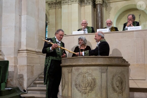 Marc Ladreit de Lacharrière a remis son épée d'académicien à Gérard Garouste lors de son installation officielle à l'Académie des beaux-arts en octobre 2019.