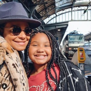 Christina Milian avec sa fille Violet à la gare de Starsbourg le 4 octobre 2019.