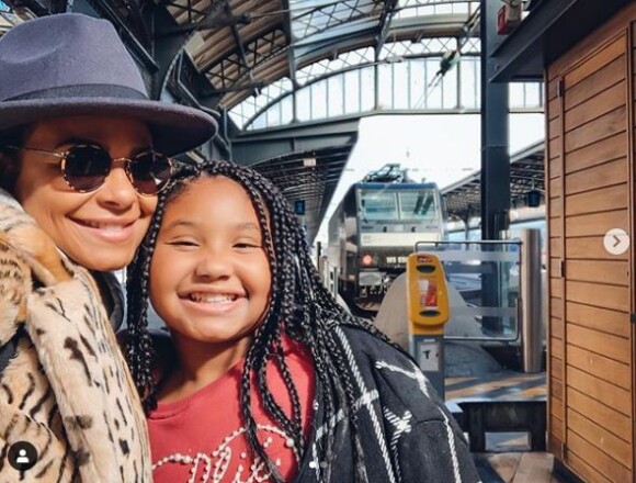 Christina Milian avec sa fille Violet à la gare de Starsbourg le 4 octobre 2019.