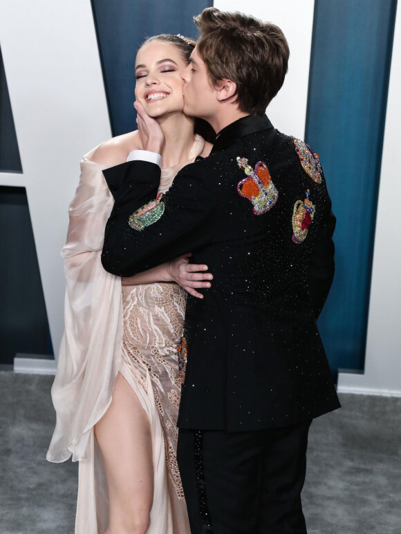 Barbara Palvin et son compagnon Dylan Sprouse assistent à la soirée "Vanity Fair Oscar Party" après la 92ème cérémonie des Oscars 2020 au Wallis Annenberg Center for the Performing Arts à Los Angeles, le 9 février 2020.