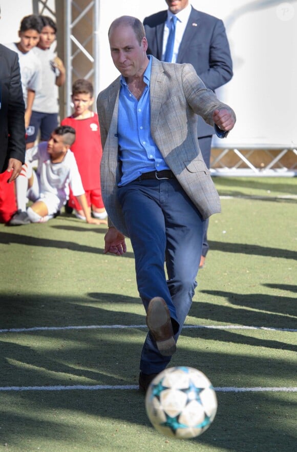 Le prince William joue au foot avec des étudiants à la "Ramallah Friends School", le 27 juin 2018.
