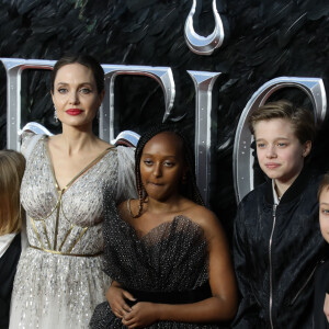 Angelina Jolie avec ses enfants Vivienne, Zahara, Shiloh et Knox lors de la première du film "Maléfique : Le Pouvoir du mal" à l'Imax Odeon de Londres le 9 octobre 2019.