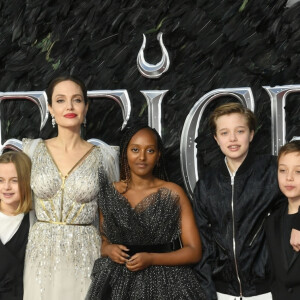Angelina Jolie avec ses enfants Vivienne, Zahara, Shiloh, Knox - Première du film "Maléfique : Le Pouvoir du mal" à l'Imax Odeon de Londres le 9 octobre 2019.