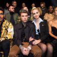 Jon Kortajarena, Chiara Ferragni et son mari Fedez, Carolyn Murphy au défilé de mode "Versace" collection Automne-Hiver 2020-2021 lors de la fashion week à Milan, le 21 février 2020.