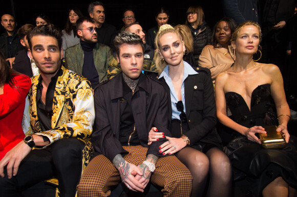 Jon Kortajarena, Chiara Ferragni et son mari Fedez, Carolyn Murphy au défilé de mode "Versace" collection Automne-Hiver 2020-2021 lors de la fashion week à Milan, le 21 février 2020.