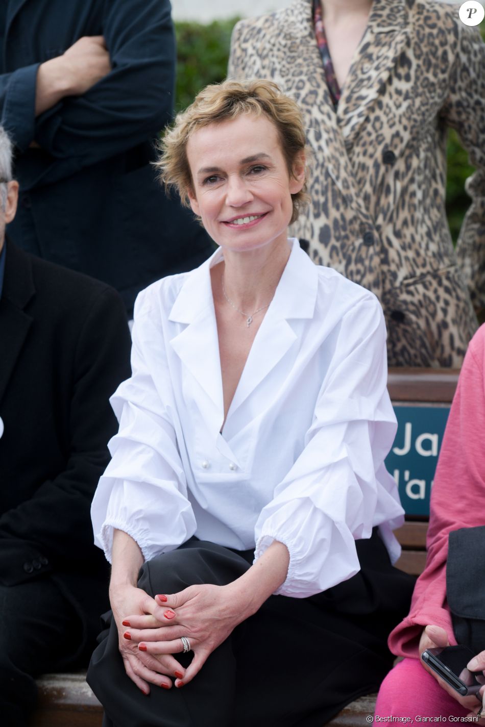 Sandrine Bonnaire - Inauguration d'un banc en hommage à A. Varda et J