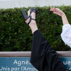 Sandrine Bonnaire - Inauguration d'un banc en hommage à A. Varda et J. Demy sur le Méridien de l'Amour, le long de la promenade Marcel Proust à Cabourg lors du 33ème Festival du Film Romantique de Cabourg, le 15 juin 2019. © Giancarlo Gorassini/Bestimage