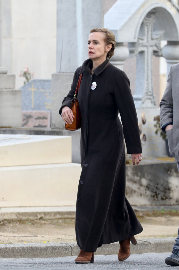 Sandrine Bonnaire - Arrivées aux obsèques d'Agnès Varda au Cimetière du Montparnasse à Paris, le 2 avril 2019.