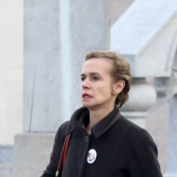 Sandrine Bonnaire - Arrivées aux obsèques d'Agnès Varda au Cimetière du Montparnasse à Paris, le 2 avril 2019.