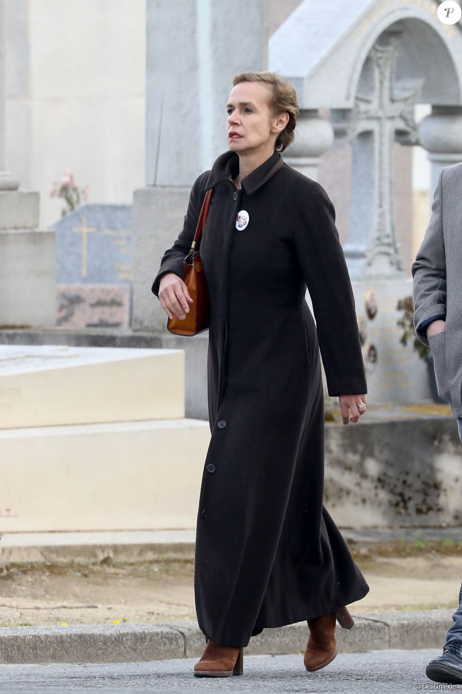 Sandrine Bonnaire - Arrivées aux obsèques d'Agnès Varda au Cimetière du