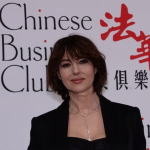 Monica Bellucci reçoit le Prix Femme de l'Année 2020 Chinese Business Club lors du déjeuner d'affaires "Edition Spéciale Femmes" de la 5ème édition du Chinese Business Club, à l'occasion de la journée internationale des droits des femmes au Pavillon Cambon Potel et Chabot. Paris, le 9 mars 2020. © Rachid Bellak/Bestimage