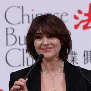 Monica Bellucci reçoit le Prix Femme de l'Année 2020 Chinese Business Club lors du déjeuner d'affaires "Edition Spéciale Femmes" de la 5ème édition du Chinese Business Club, à l'occasion de la journée internationale des droits des femmes au Pavillon Cambon Potel et Chabot. Paris, le 9 mars 2020. © Rachid Bellak/Bestimage