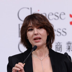 Monica Bellucci reçoit le Prix Femme de l'Année 2020 Chinese Business Club lors du déjeuner d'affaires "Edition Spéciale Femmes" de la 5ème édition du Chinese Business Club, à l'occasion de la journée internationale des droits des femmes au Pavillon Cambon Potel et Chabot. Paris, le 9 mars 2020. © Rachid Bellak/Bestimage