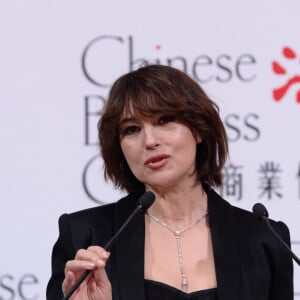 Monica Bellucci reçoit le Prix Femme de l'Année 2020 Chinese Business Club lors du déjeuner d'affaires "Edition Spéciale Femmes" de la 5ème édition du Chinese Business Club, à l'occasion de la journée internationale des droits des femmes au Pavillon Cambon Potel et Chabot. Paris, le 9 mars 2020. © Rachid Bellak/Bestimage