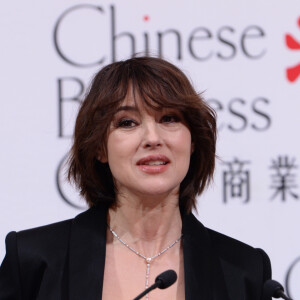 Monica Bellucci reçoit le Prix Femme de l'Année 2020 Chinese Business Club lors du déjeuner d'affaires "Edition Spéciale Femmes" de la 5ème édition du Chinese Business Club, à l'occasion de la journée internationale des droits des femmes au Pavillon Cambon Potel et Chabot. Paris, le 9 mars 2020. © Rachid Bellak/Bestimage