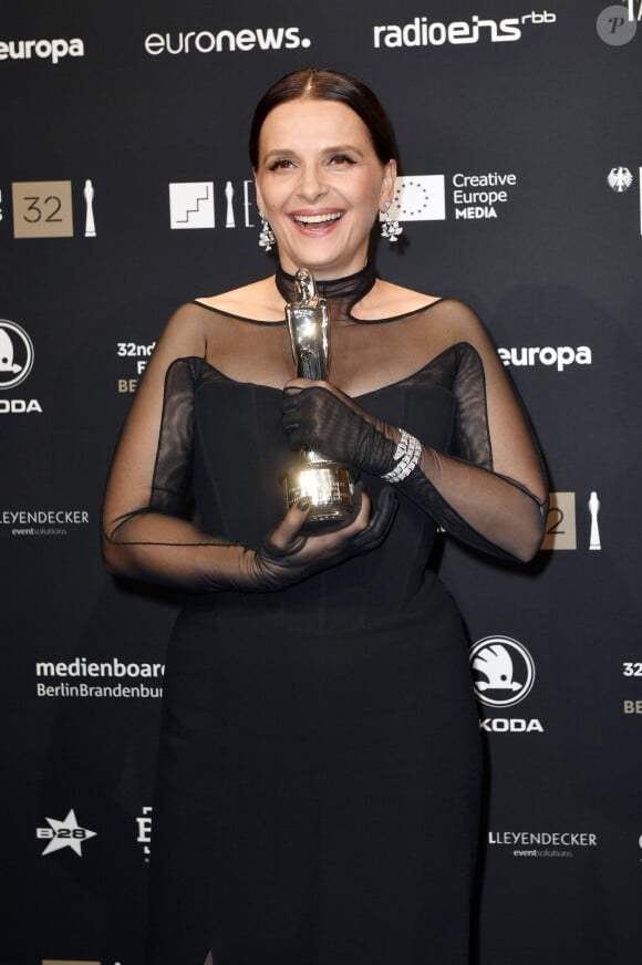 Juliette Binoche reçoit le prix European Achievement in World Cinema Award. European Film Awards 2019 à Berlin. Le 7 décembre 2019.