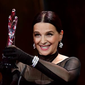 Juliette Binoche reçoit le prix European Achievement in World Cinema Award. European Film Awards 2019 à Berlin. Le 7 décembre 2019.