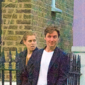 Exclusif - La princesse Béatrice d'York et son fiancé Edoardo Mapelli Mozzi, dirigeant d'une société de conseil en immobilier de luxe, se promènent dans le quartier de Notting Hill à Londres, le 17 octobre 2019.