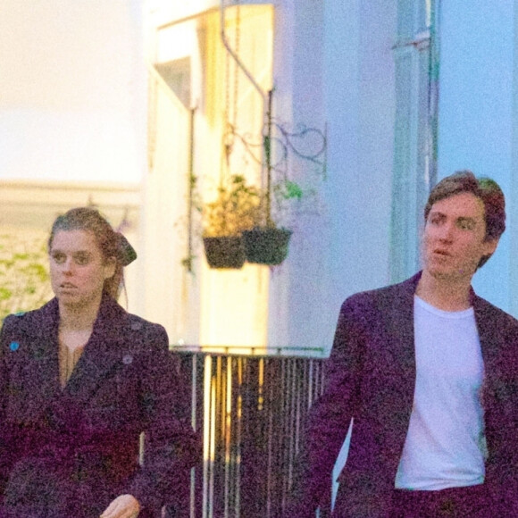 Exclusif - La princesse Béatrice d'York et son fiancé Edoardo Mapelli Mozzi, dirigeant d'une société de conseil en immobilier de luxe, se promènent dans le quartier de Notting Hill à Londres, le 17 octobre 2019.