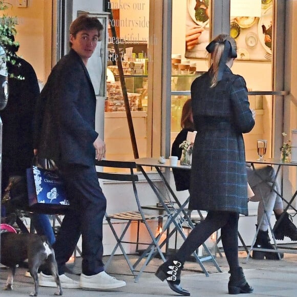 Exclusif - La princesse Béatrice d'York et son fiancé Edoardo Mapelli Mozzi, dirigeant d'une société de conseil en immobilier de luxe, se promènent dans le quartier de Notting Hill à Londres, le 17 octobre 2019.