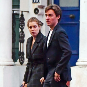 Exclusif - La princesse Béatrice d'York et son fiancé Edoardo Mapelli Mozzi, dirigeant d'une société de conseil en immobilier de luxe, se promènent dans le quartier de Notting Hill à Londres, le 17 octobre 2019.