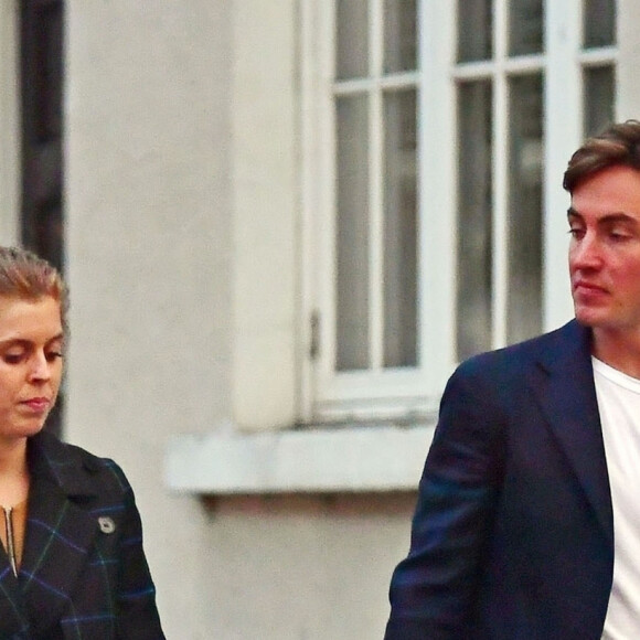 Exclusif - La princesse Béatrice d'York et son fiancé Edoardo Mapelli Mozzi, dirigeant d'une société de conseil en immobilier de luxe, se promènent dans le quartier de Notting Hill à Londres, le 17 octobre 2019.