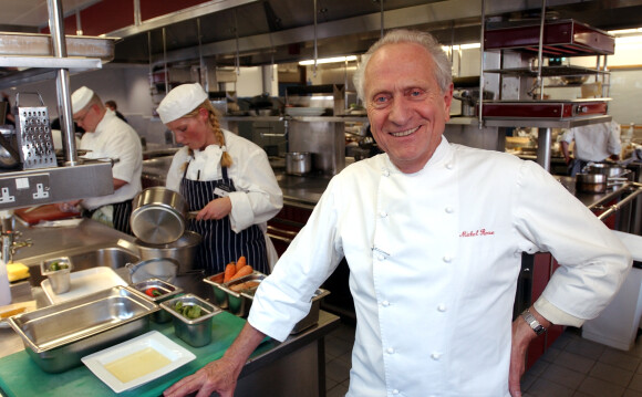 Archives - Le chef étoilé Michel Roux est juge de la Roux Scholarship competition, un concours de chef au Royaume Uni le 6 mars 2003.