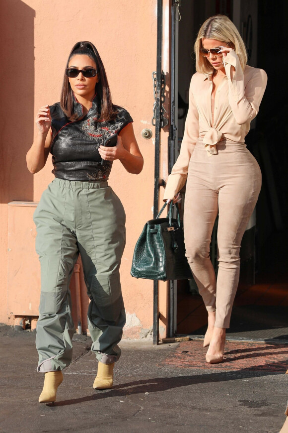 Exclusif - Kim et Khloe Kardashian à la sortie du tournage de l'émission "Keeping Up With The Kardashians" à Los Angeles, le 16 janvier 2020.