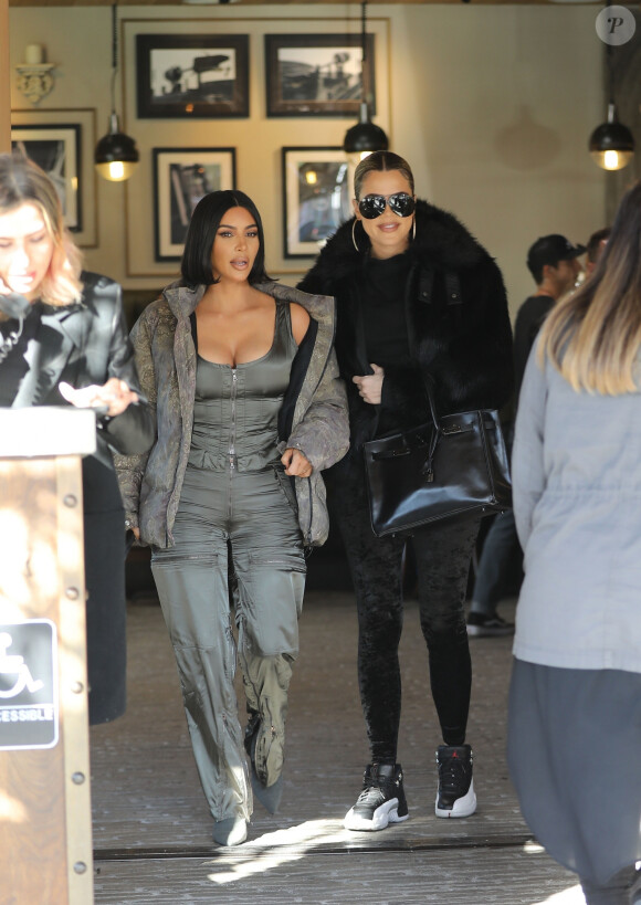 Khloe Kardashian et Kim Kardashian sont allées déjeuner au restaurant Grandville dans le quartier de Studio City à Los Angeles, le 2 décembre 2019