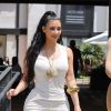 Exclusif - Les soeurs Kim et Khloe Kardashian sont rejointes par Scott Disick alors qu'elles font du shopping dans un magasin de jouets à Malibu. Les soeurs portent des robes ultra moulantes. Alors que Kim se la joue Cléopâtre, Khloe arbore une robe nude, le 3 mai 2019. E