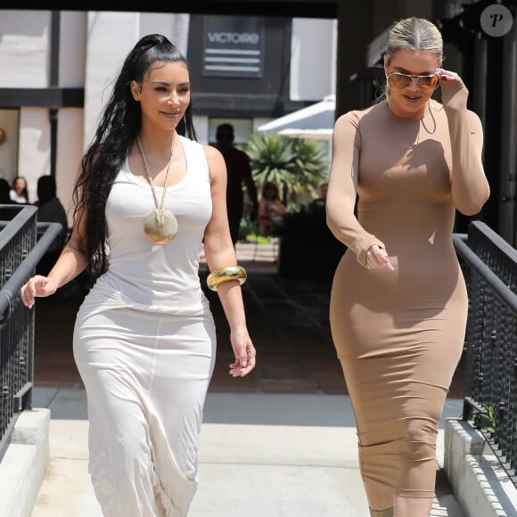 Exclusif - Les soeurs Kim et Khloe Kardashian sont rejointes par Scott Disick alors qu'elles font du shopping dans un magasin de jouets à Malibu. Les soeurs portent des robes ultra moulantes. Alors que Kim se la joue Cléopâtre, Khloe arbore une robe nude, le 3 mai 2019. E