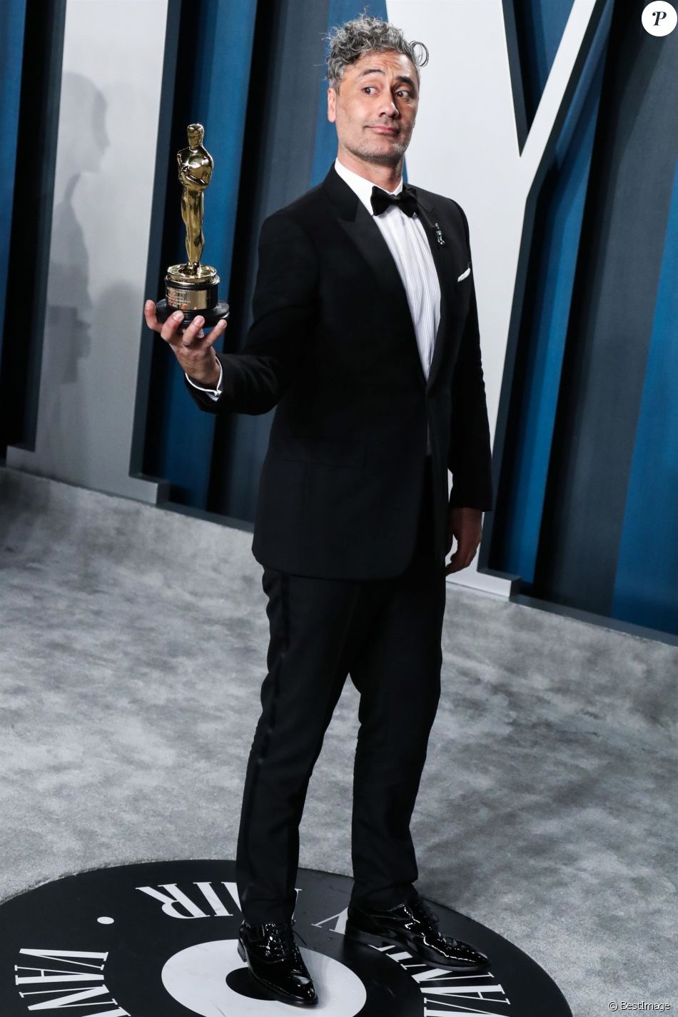 British Academy Film Award Du Meilleur Scénario Adapté Taika Waititi, lauréat du prix Scénario adapté pour Jojo Rabbit, à la