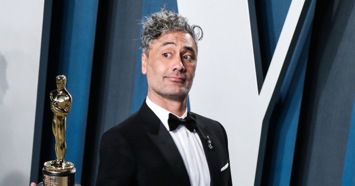 British Academy Film Award Du Meilleur Scénario Adapté Taika Waititi, lauréat du prix Scénario adapté pour Jojo Rabbit, à la