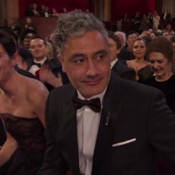 Taika Waititi avec Scarlett Johansson lors de 92ème cérémonie des Oscars le 9 février 2020.