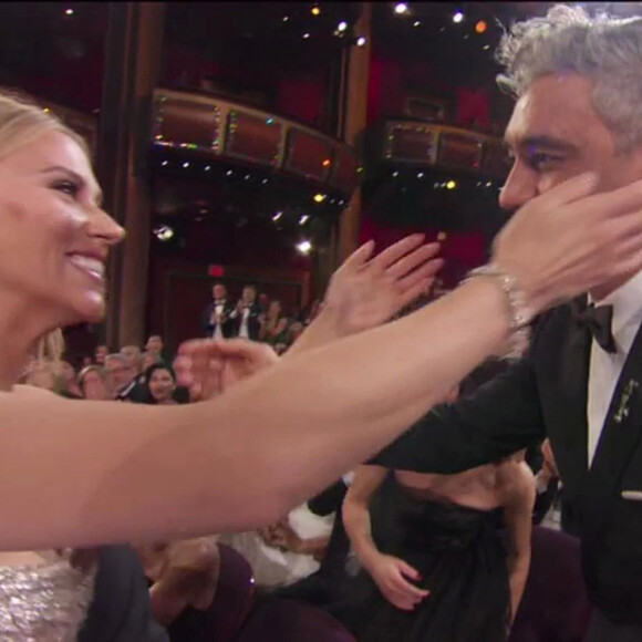 Taika Waititi avec Scarlett Johansson lors de 92ème cérémonie des Oscars le 9 février 2020.