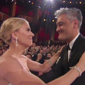 Taika Waititi avec Scarlett Johansson lors de 92ème cérémonie des Oscars le 9 février 2020.