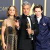 Natalie Portman, Taika Waititi, lauréat du prix Scénario adapté pour "Jojo Rabbit", et Timothée Chalamet au photocall de la Press Room de la 92ème cérémonie des Oscars 2020 le 9 février 2020.