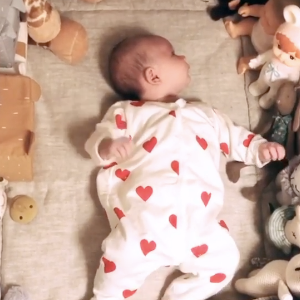 Alizée partage une photo de sa fille Maggy sur Instagram pour célébrer son premier mois. Le 28 décembre 2019.