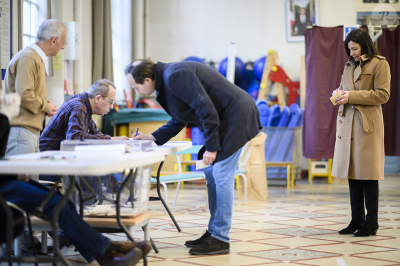 La maire de Paris, Anne Hidalgo va voter lors du premier tour des élections municipales dans un bureau de vote à Paris le 15 mars 2020. Ici avec son mari Jean-Marc Germain. ©Eliot Blondet / Pool / Bestimage