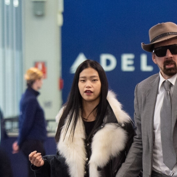 Exclusif - Nicolas Cage et sa nouvelle compagne Riko Shibatase arrivent de l'aquarium d'Atlanta à l'aéroport JFK à New York, le 28 février 2020. Nicolas a rapporté un petit souvenir de leur voyage, un beluga en peluche.