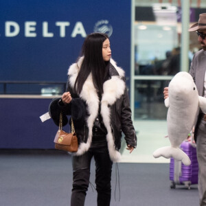 Exclusif - Nicolas Cage et sa nouvelle compagne Riko Shibatase arrivent de l'aquarium d'Atlanta à l'aéroport JFK à New York, le 28 février 2020. Nicolas a rapporté un petit souvenir de leur voyage, un beluga en peluche.