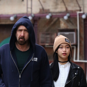 Nicolas Cage et sa compagne Riko Shibata se baladent main dans la main dans le quartier de Manhattan à New York après un diner en amoureux. Le couple s'arrête un moment pour se laver les mains avec un produit hydro-alcooliques. Le 3 mars 2020.